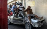 Le corps d'une victime est amené à l'hôpital après un raid policier dans la favela Vila Cruzeiro à Rio de Janeiro, le 24 mai 2022