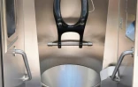 Des toilettes publiques avec un urinoir et des lunettes amovibles à Vienne, en Autriche, le 12 août 2026