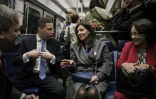 Anne Hidalgo (C-D), maire de Paris, Patricia de Lille, maire du Cap (D), Steve Adler, maire d'Austin (G), et Mauricio Rodas, maire de Quito, discutent dans le métro parisien, le 22 octobre 2017