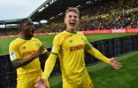 Les Nantais Majeed Waris (g) et Valentin Rongier cèlèbrent le troisième but de leur équipe contre le PSG, le 17 avril 2019 à Nantes