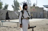 Un membre des forces de sécurité talibanes près de la frontière avec le Pakistan, où des combats ont eu lieu entre les talibans et les forces pakistanaises, le 15 octobre 2025 à Spin Boldak, dans le sud de l'Afghanistan