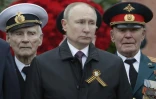 Le président russe Vladimir Poutine entouré par des vétérans lors de la parade annuelle du jour de la victoire sur l'Allemagne nazie, le 9 mai 2021 à Moscou