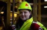 Nadia Bogomal, une grutière de 37 ans, pose une unité de production des chantiers navals de Gdansk, le 6 mars 2026