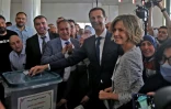 Le président syrien Bachar al-Assad (C) et sa femme Asmaa (D) votent à la présidentielle le 26 mai 2021 à Douma, ville de la Ghouta orientale, près de Damas