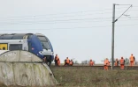 Des gendarmes et des personnels de la SNCF sur les lieux d'une collision entre un TER et un véhicule militaire sur un passage à niveau, à Bailleul-Sir-Berthoult, dans le Pas-de-Calais, le 17 mars 2025