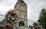 Des fleurs ont été déposées devant l'église où le père Jacques Hamel a été égorgé, le 27 juillet 2016
