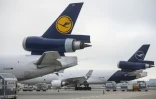 Des avions de la compagnie de fret Lufthansa Cargo sur le tarmac de l'aéroport de Francfort (Allemagne), le 25 novembre 2020