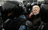 Une femme âgée participe à une manifestation en faveur de l'opposant russe Alexeï Navalny à Moscou le 23 janvier 2021