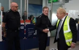 Le Premier ministre britannique Boris Johnson rencontre des agents de la police aux frontières à l'aéroport de Southampton, le 4 mai 2022