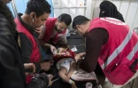 Des médecins syriens soignent un enfant dans un hopital dans le camp de déplacés d'Al-Hol dans le nord-est de la Syrie, le 6 février 2019