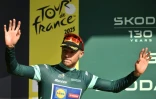 Le nouveau maillot vert, l'Italien Jonathan Milan, sur le podium du Tour de France à l'arrivée de la 3e étape, le 7 juillet 2025 à Dunkerque