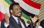 Mangosuthu Buthelezi, dirigeant historique du parti nationaliste Inkhata, donne une conférence de presse en novembre 1990