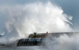 Des gens sur la jetée de Lesconil, dans l'ouest de la France, le 8 février 2016