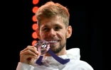 Jimmy Gressier avec sa médaille de bronze du 5.000 m aux Mondiaux de Tokyo, le 21 septembre 2025 