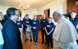 Le pape François reçoit en audience des membres de l'ONG SOS Méditerranée, le 23 septembre 2023 à Marseille