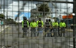 Des policiers montent la garde devant l'Assemblée nationale, le 23 juin 2022 à Quito, en Equateur
