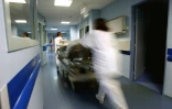 Le nombre de patients admis aux urgences a atteint un nouveau record en 2016, avec près de 21 millions de passages enregistrés dans 641 hôpitaux publics et privés, soit 700.000 de plus qu'en 2015, selon un rapport