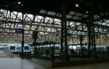 Des trains à l'arrêt dans la gare de Constitucion fermée lors d'une grève de 24 heures, à l'exception des bus, appelée par les syndicats contre la politique économique du président argentin Javier Milei, le 10 avril 2025 à Buenos Aires
