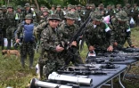 Des membres de la Coordination nationale Armée bolivarienne (CNEB) déposent les armes lors d'une cérémonie de désarmement dans la commune de Valle del Guamuez, dans le département du Putumayo, en Colombie, le 18 juin 2026