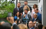Le Premier ministre Gabriel Attal (centre) s'adresse à la foule lors d'un déplacement de campagne, le 21 juin 2024 à Marseille (Bouches-du-Rhône)