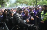 Des gendarmes filtrent les accès lors du passage de supporteurs toulousains au Stade de France, le 29 avril 2023 à Saint-Denis, près de Paris