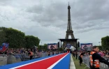 Des supporteurs du Paris Saint-Germain se rassemblent sur le Champs-de-Mars à Paris avant l'arrivée des joueurs sacrés champions d'Europe, le 31 mai 2026  