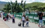 Des Vénézuéliens traversent la frontière depuis leur pays vers la ville de Cucuta en Colombie, sur le pont Simon Bolivar, le 19 août 2018
