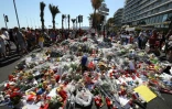 Des fleurs déposées sur la Promenade des Anglais à Nice, le 17 juillet 2016, au lendemain de l'attentat qui a fait 86 morts 