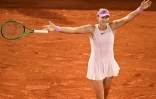 La Russe Mirra Andreeva juste après sa victoire en demi-finale de Roland-Garros face à l'Ukrainienne Marta Kostyuk le 4 juin 2026. La 8e joueuse mondiale partira favorite samedi après-midi de sa première finale en Grand Chelem