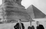 De gauche à droite, Claude Lanzmann, Simone de Beauvoir et Jean-Paul Sartre , visitant les Pyramides en Egypte, le 4 mars 1967