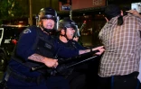 Des policiers dispersent une manifestation pro-avortement vendredi soir à Los Angeles