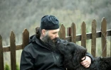 Le père Porfirij et un chien Karaman au monastère Bigorski de Mavrovo i Rostuse, le 19 mars 2026 en Macédoine