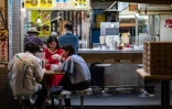 Des personnes dînent dans un restaurant de Tokyo, le 1er août 2021