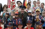 Gail Halvorsen avec l'équipe de baseball "Berlin Braves" et des scouts américains sur l'ancien aéroport de Tempelhof à Berlin, le 11 mai 2019