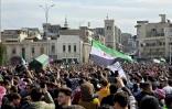 Photo diffusée par l'agence officielle syrienne SANA montrant des Syriens assistant aux funérailles de personnes tuées la veille dans des combats entre les forces de sécurité et des fidèles du président déchu Bachar al-Assad, le 7 mars 2025 à Hama