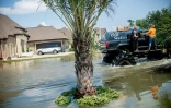Un camion aide des habitants prisonniers des inondations après le passage de l'ouragan Harvey à Port Arthur (Texas), le 1er septembre 2017 