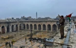 Un soldat pro-régime fait le signe de la victoire au-dessus de la mosquée des Omeyades dévastée à Alep, le 13 décembre 2016.