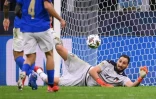 Le gardien de but italien Gianluigi Donnarumma stoppe un tir espagnol, lors de la demi-finale de la Ligue des nations, le 6 octobre 2021 au Stade San Siro à Milan