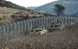 Des blindés israéliens stationnés près de la clôture séparant la partie du Golan occupée et annexée par Israël de la Syrie, le 10 décembre 2024