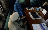 Nadia, une femme afghane avec son père lors d'un entretien dans le bureau de son avocat à Jalalabad le 16 janvier 2017