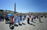 Des personnes attendent place Saint-Pierre la prière de l'Angélus du pape François, le 28 juin 2020 à Rome