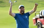 L'Irlandais Shane Lowry exulte après avoir apporté avec l'Anglais Tommy Fleetwood, le point de la victoire à l'Europe en Ryder Cup face aux Américains, le 1er octobre 2023 à Rome