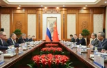 Photo diffusée par le ministère russe des Affaires étrangères, le 14 avril 2026, montrant le ministre russe des Affaires étrangères, Sergueï Lavrov (g), et son homologue chinois, Wang Yi (d), lors d'une rencontre à Pékin