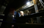 Ibrahim Ayyoubi, artisan dans le textile, dans son atelier à Damas le 1er décembre 2015