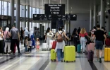 Des passagers à l'aéroport international Rafic Hariri de Beyrouth, après que des compagnies aériennes ont suspendu leurs vols vers le Liban, le 29 juillet 2024
