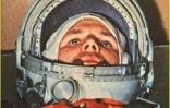 Le cosmonaute Youri Gagarine à bord de la fusée Vostok-1, le 12 avril 1961 à Baïkonour