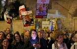 Des Israéliens participent à une manifestation devant la résidence du Premier ministre israélien à Jérusalem, le 18 octobre 2025, appelant à la restitution de tous les corps des otages détenus à Gaza par le groupe armé palestinien Hamas