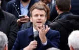 Le président Emmanuel Macron, candidat à sa réélection, lors d'une visite de campagne à Spezet, le 5 avril 2022 dans le Finistère