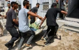 Des hommes portent le corps d'un Palestinien tué dans un bombardement israélien sur un camp de déplacés, à l'hôpital al-Chifa de la ville de Gaza, le 4 septembre 2025