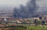 Nuage de fumée à Khartoum lors d'affrontements, le 3 mai 2023 au Soudan